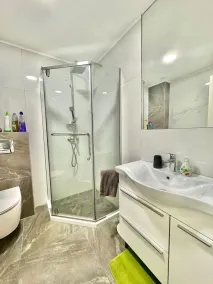 Modern One Bedroom Apartment - Image 5