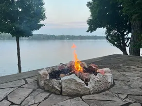 Encantadora casa de piedra en el lago Upper Rideau, Westport, ON - Image 3