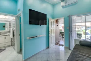Beachy poolside condo near beach with shared pools & fast WiFi - Image 3
