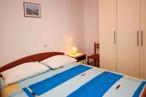 Holiday apartment with air conditioning and sea view, only 10m from the sea away - Image 4