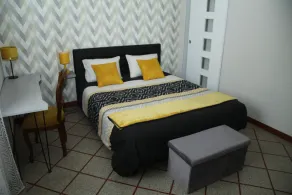 Comfortable renovated family home on wooded grounds & private parking - Image 5