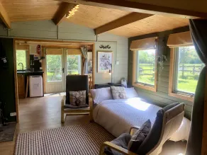 Family size wilderness style cabin just off the A1 - Image 5