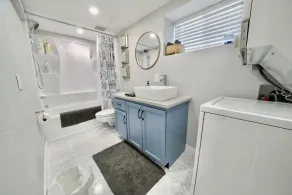 A beautifully renovated spacious 2 bedroom apartment with  King Beds - Image 3
