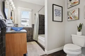 Chic, Luxurious Sunnyside Home - Image 3