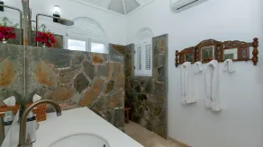 Seas Edge: Waterfront! Breathtaking Views! Newly Renovated! - Image 3