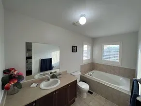 Beautiful 3 bedroom & 3-bathroom vacation home near Toronto Pearson Airport - Image 3