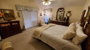Lakeside Oasis, Centrally Located w/Huge Deck, Free Wifi & Heated Pool* - Image 4
