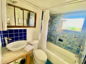 Brett’s Farm Cabin: Hot tub Sauna, Farm Animlas - Image 2