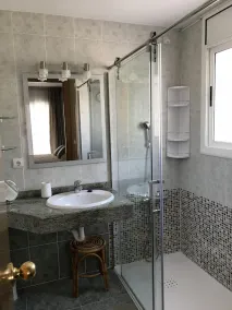 Schönes 3-Zimmer-Haus mit Pool und Blick 50 m vom Strand am Meer - Image 2