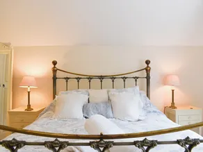2 bedroom accommodation in Holwell - Image 4