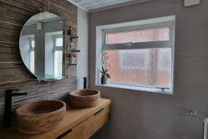Spacious Large House - Very close to M1 - Walking distance to L&D Hospital - Contractor Friendly - Large groups - Image 2