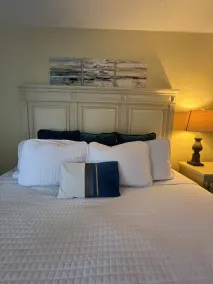 Oceanview Luxury Condo – Beach, Pool, Gym & Yacht Club - Image 4