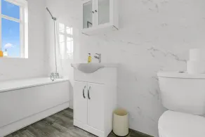 Spacious 5-Bedroom 2-Bath Home in Stanwell - Image 2