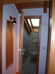 Lejlighed (93sqm), 3 soveværelser, stue, køkken, bad / bruser / toilet, flisebelagt brændeovn, 2 balkoner - Image 2