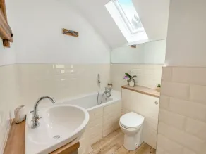 4 bedroom accommodation in Woodgreen, near Fordingbridge - Image 4