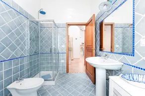Holiday Apartment with Spacious Outside Area; Parking Available - Image 5