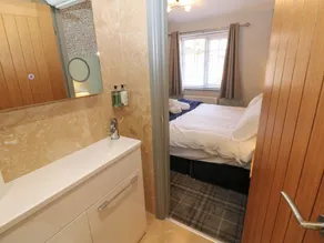 Spacious Cottage Number 5 - Image 2
