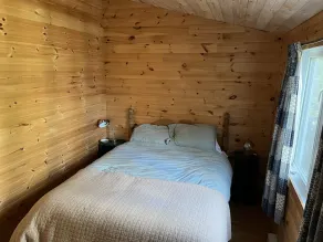 Waterfront sommerhus på uberørt græs og Loon Lake - Image 3