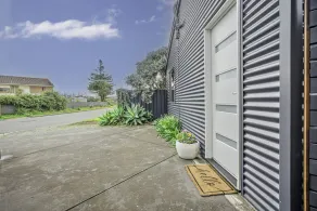 Stylish new studio apartment easy walk to beach - Perfect for romantic getaway - Image 2