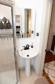 Cozy and Quiet Condo in Uptown- Walking Distance to Everything - Image 4