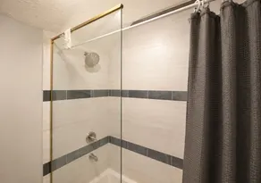 Private King Room w Ensuite Bath in South Bend - Image 3