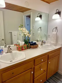 Cozy Cottage & Pet Friendly! Enjoy Nearby Downtown Langley, Shops & Restaurants - Image 4