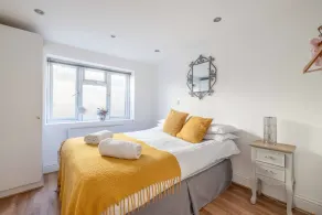 Windsor Town Centre Sleeps 6 - Image 5