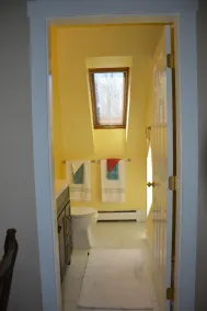 Hun sælger muslingeskaller ved kysten. - Image 4