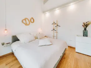 FISCHER:IN Vacation Rental in Ummanz. Panoramic sauna with a stunning view of the water. Spacious sun deck for relaxing vacation moments. The ultimate in sleeping comfort with box-spring beds. Insect Screen - Image 4