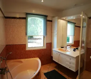 Très belle villa avec PISCINE et VUE PANORAMIQUE – Cadre résidentiel - Image 2
