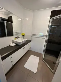 Lux in Bundy! - Wifi, A/C, Netflix/Disney+. You home away from home! - Image 4
