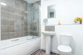 Cosy Two bedroom Apartment with Balcony - Image 4