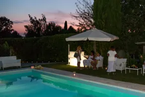maravillosa zona en medio de los viñedos donde podrá relajarse y degustar vinos - Image 3