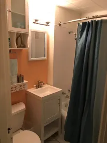 Cheerful 3 Bdrm w/ Kitchen & LR in West Seattle - Image 2