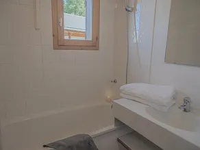 Light, bright 2 bed apartment for 6 people with lovely views and close to lifts - Image 2