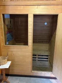 En-etagers hytte på kanten af søen på 1 hektar uklanderligt land med sauna - Image 2