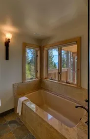 Tahoe Sun- Rénové Superbe accueil, Lakeview, Hottub, Animaux acceptés - Image 4