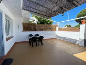 Casa Rogi, com piscina, ideal para família, na rua principal e perto da praia - Image 4
