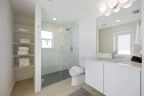 Luxury Beachside 4BR/3BA Waterfront Home - Image 4