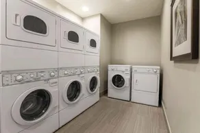 1-Bedroom King Suite | Free Breakfast & Pool Reno - Image 5