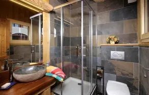 Chalet, à 200m des pistes de ski, piscine, sauna, balcon, cheminée ou poêle à bois, parking - Image 3
