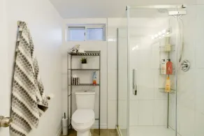 Grimsby Lakeview Suite l 2 Min Walk to Lake Ontario l King Bed l Great Value - Image 4