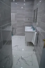 Appartement-de Luxe-SDB privée avec douche-Vue sur la cour-Private Patio (B4EV) - Image 3