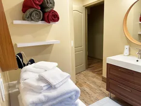 Luxury Guest Duplex - 3 Minutes from Freeway and Close to Everything Else! - Image 2