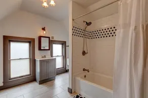 Cloverleaf Victorian | Historic Victorian | Walk Downtown | Sleeps 10 - Image 3