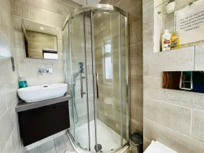 Spacious 6 Bed Residence in Wembly, London - Image 2