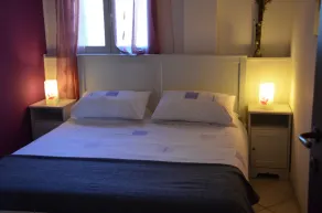 Wohnungen in freistehender Villa in 8 individuelle Wohnungen mit Pool umgewandelt - Image 2