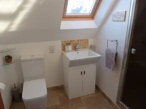 Charming Cotswold Stone Cottage with 3 Large En-Suite Bedrooms and Pretty Garden - Image 3