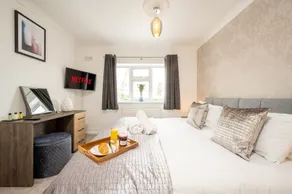 \"Exclusive\" Luxury modern 4-bed -Solihull, JLR, NEC, Resorts World, Airport, HS2 - Image 3