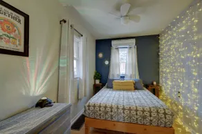 Pet-Friendly Downtown Escape: Fully Fenced Yard, Fire Pit, BBQ & Nintendo Switch - Image 5